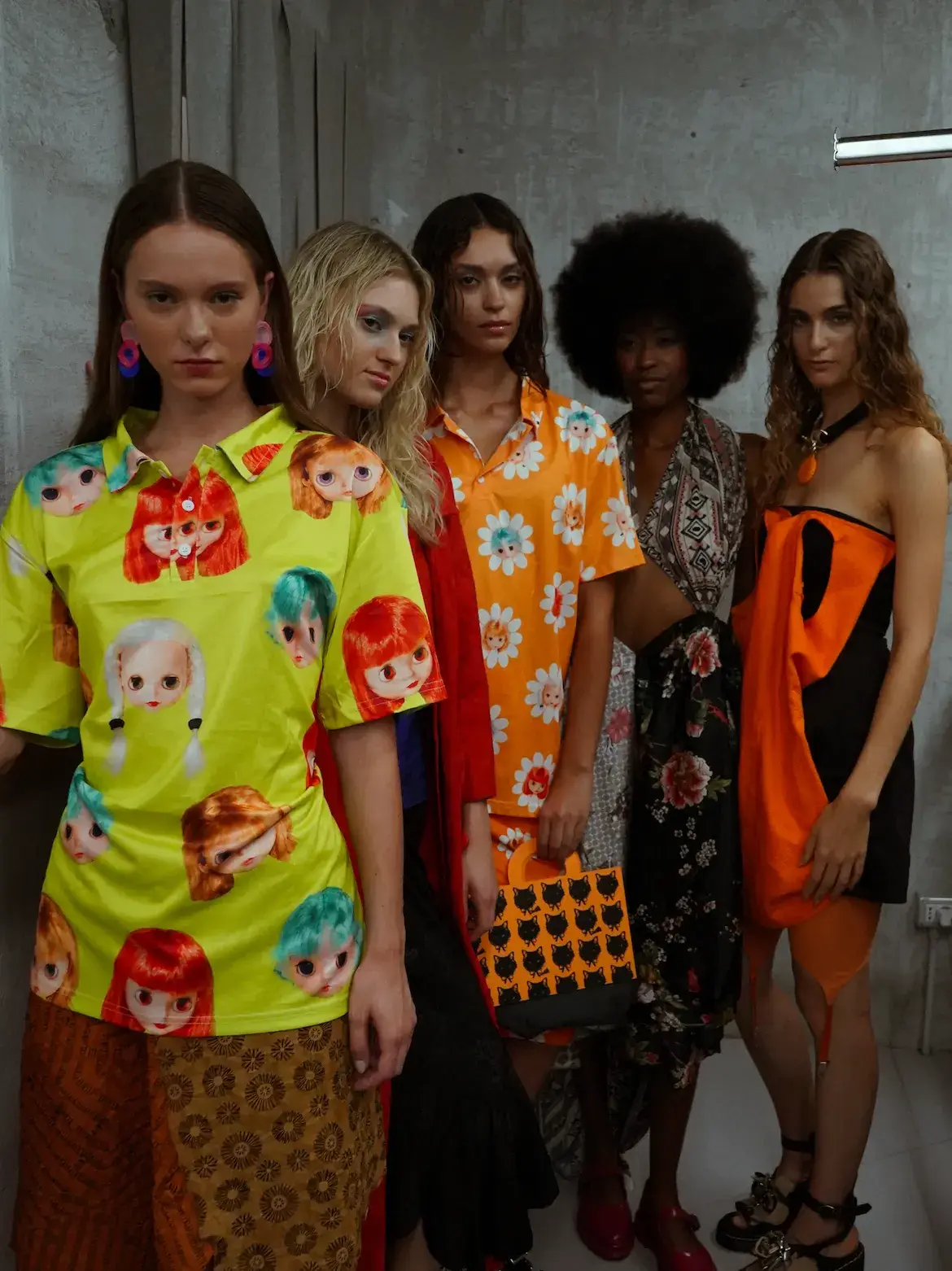 SIMON CRACKER: THE FREEDOM TO DRESS image of the Simon Cracker Spring/Summer 2027 show at Milan Fashion Week. Designer Simone Botte reworks past mistakes and archive details, uses upcycled references and builds garments directly on his own crew. The text covers materials, silhouettes and the brand's approach to DIY fashion. photography by Costanza Terranova (image 17 of 17)