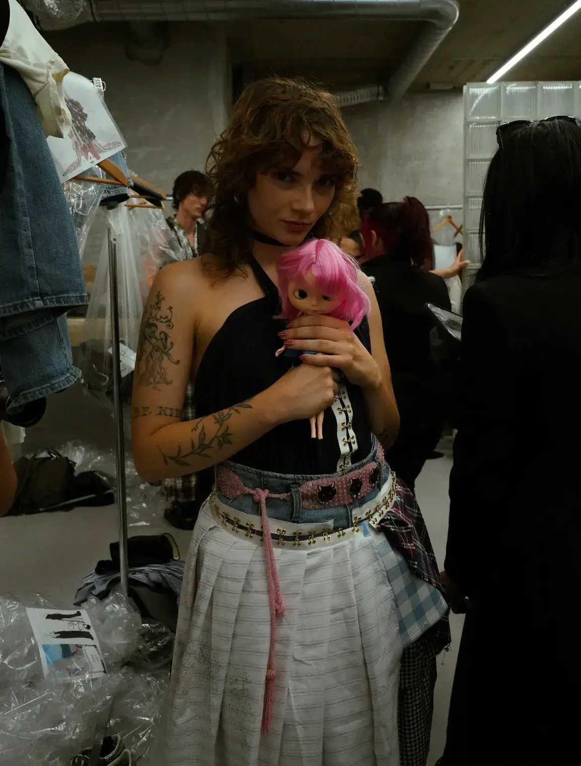 SIMON CRACKER: THE FREEDOM TO DRESS image of the Simon Cracker Spring/Summer 2027 show at Milan Fashion Week. Designer Simone Botte reworks past mistakes and archive details, uses upcycled references and builds garments directly on his own crew. The text covers materials, silhouettes and the brand's approach to DIY fashion. photography by Costanza Terranova (image 15 of 17)