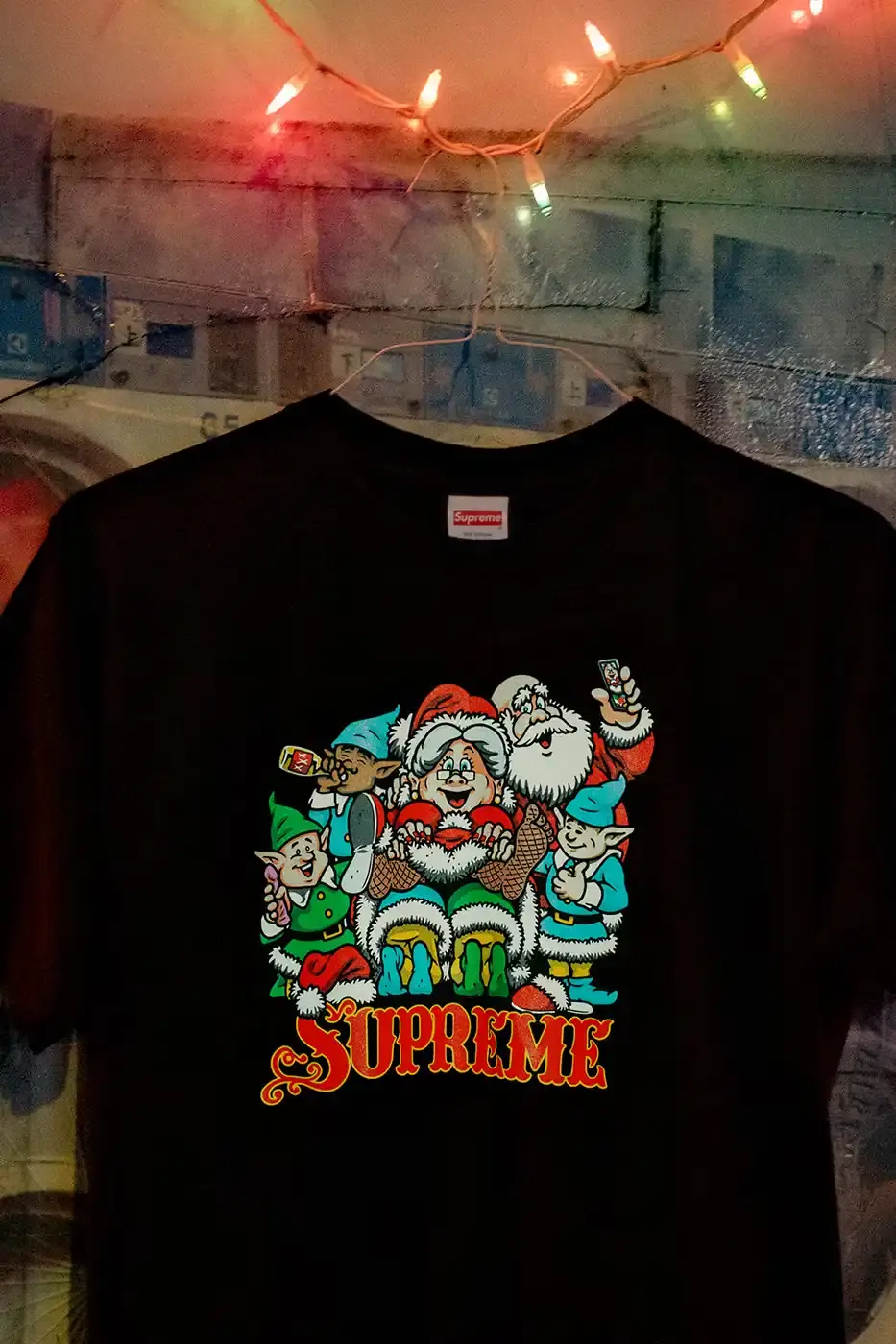 SUPREME WINTER 2025 TEES DROP NEXT WEEK Supreme announces Winter 2025 tees collection with seven designs, including MLB Boston White Sox collaboration, graffiti logo print, and holiday-themed graphics, releasing December 18. (image 10 of 10)