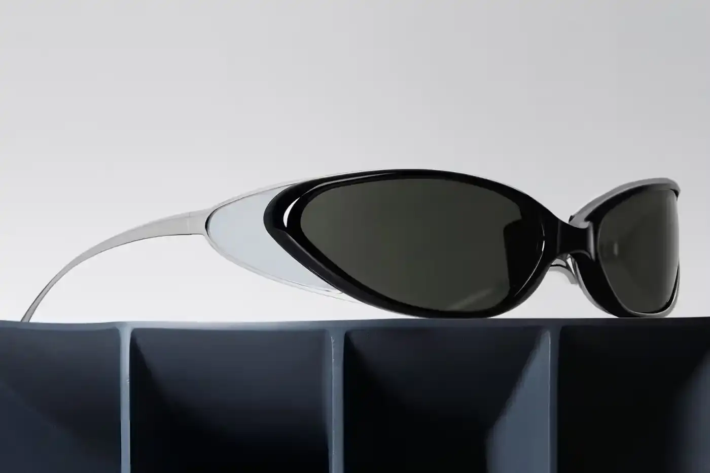 TILDA SWINTON STARS IN GENTLE MONSTER'S BOLD CAMPAIGN image's Campaign video shows Tilda Swinton performing in Gentle Monster's conceptual space wearing the new BOLD eyewear collection. (image 4 of 6)