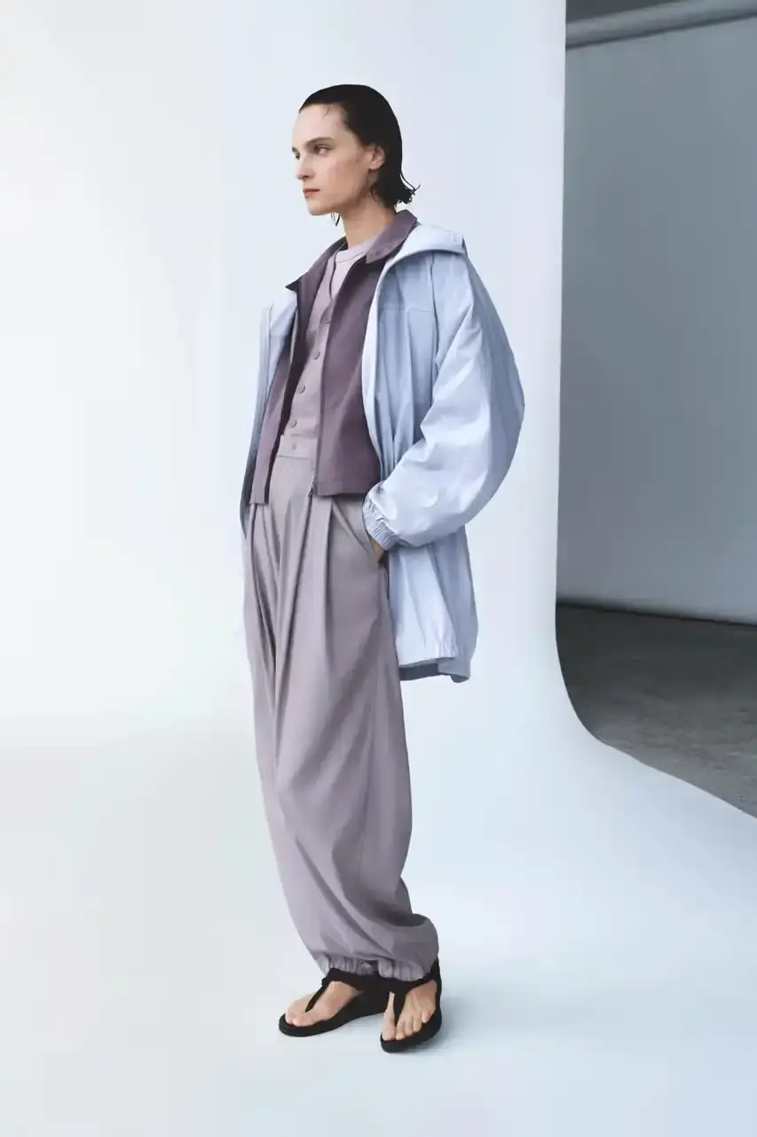 UNIQLO U SPRING 2026 COLLECTION image about the clothing items, styling choices, and release details for the Uniqlo U Spring 2026 collection. (image 9 of 25)