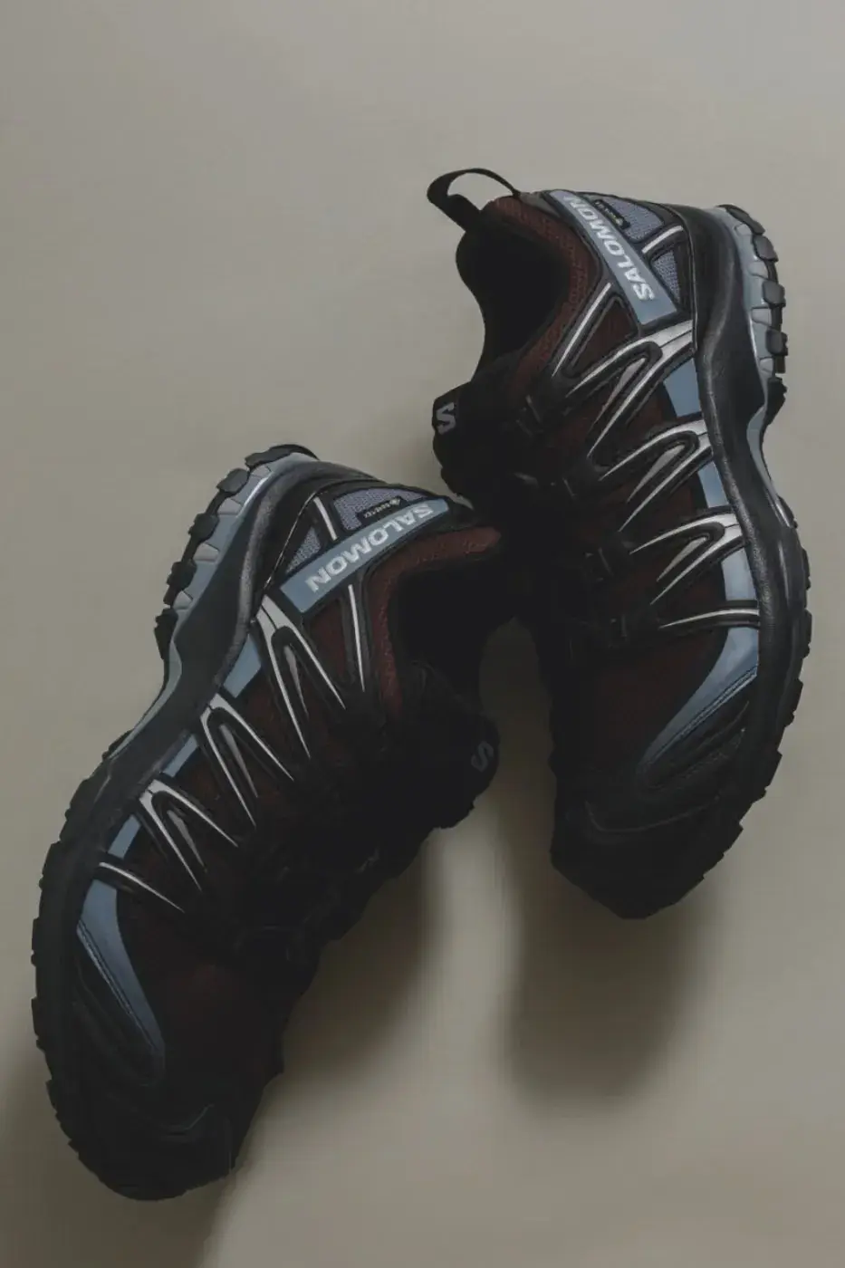 URBAN RESEARCH SALOMON XA PRO 3D GTX BROWN image of the URBAN RESEARCH and Salomon XA PRO 3D GTX collaboration featuring a brown color scheme, GORE-TEX lining, and trail construction.