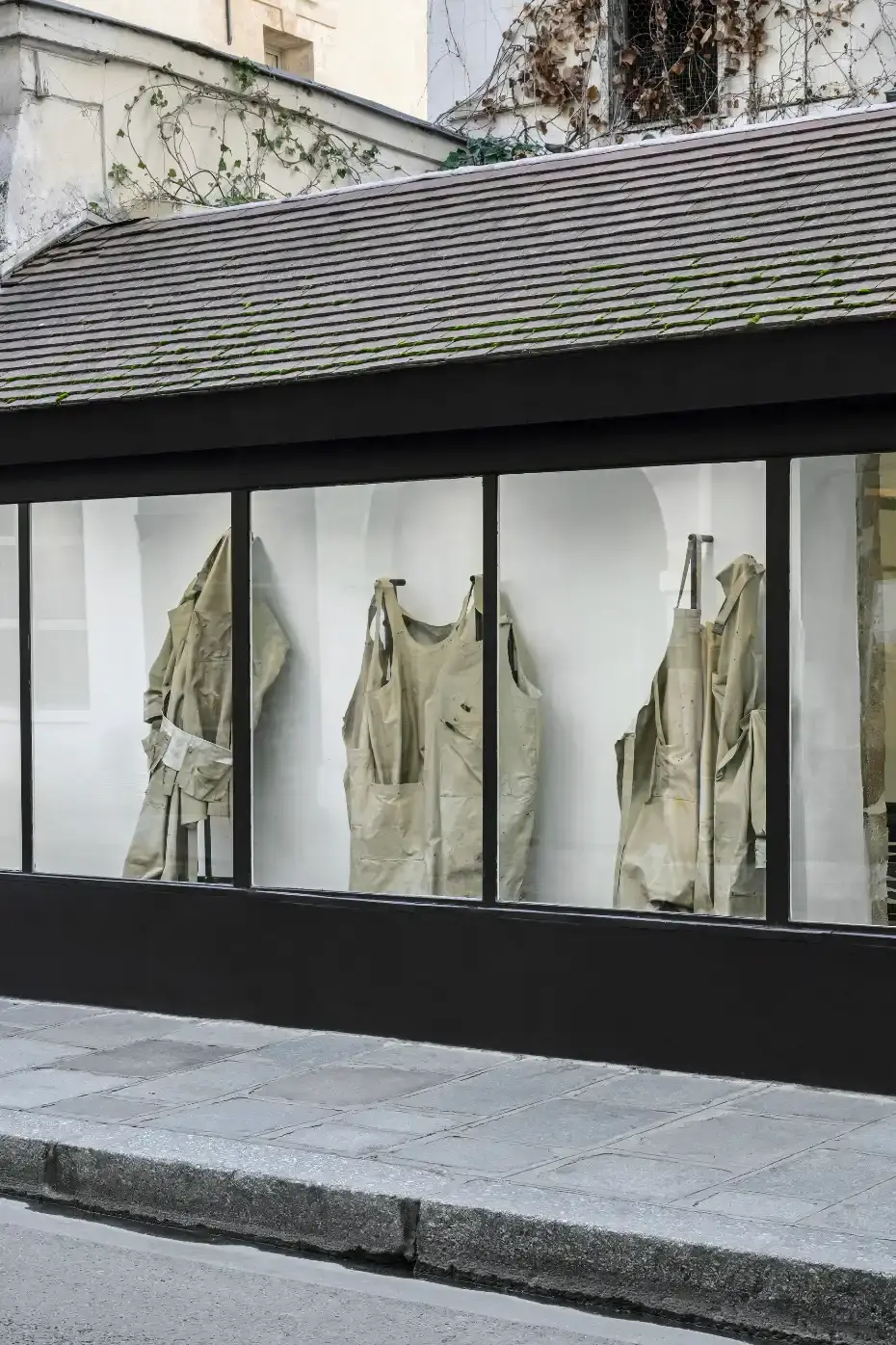 VIBRAM LOOKS AT EXTREME WORK THROUGH INDUSTRIAL FOOTWEAR This image explains Vibram’s Extreme Works installation and examines how industrial workers use technical footwear in harsh environments. (image 5 of 6)