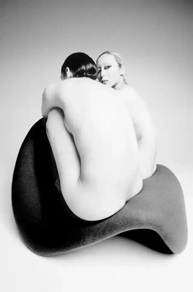VOYEUR VOYEUR AND PAULIN RELEASE TONGUE CHAIR EDITION image details a collaboration between a London retail space and a French design studio to produce a specific furniture piece. (image 3 of 7)