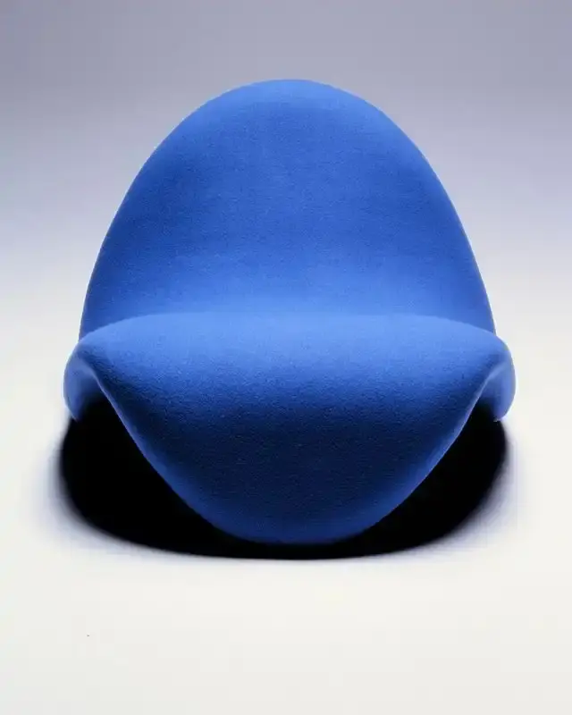 VOYEUR VOYEUR AND PAULIN RELEASE TONGUE CHAIR EDITION image details a collaboration between a London retail space and a French design studio to produce a specific furniture piece. (image 6 of 7)