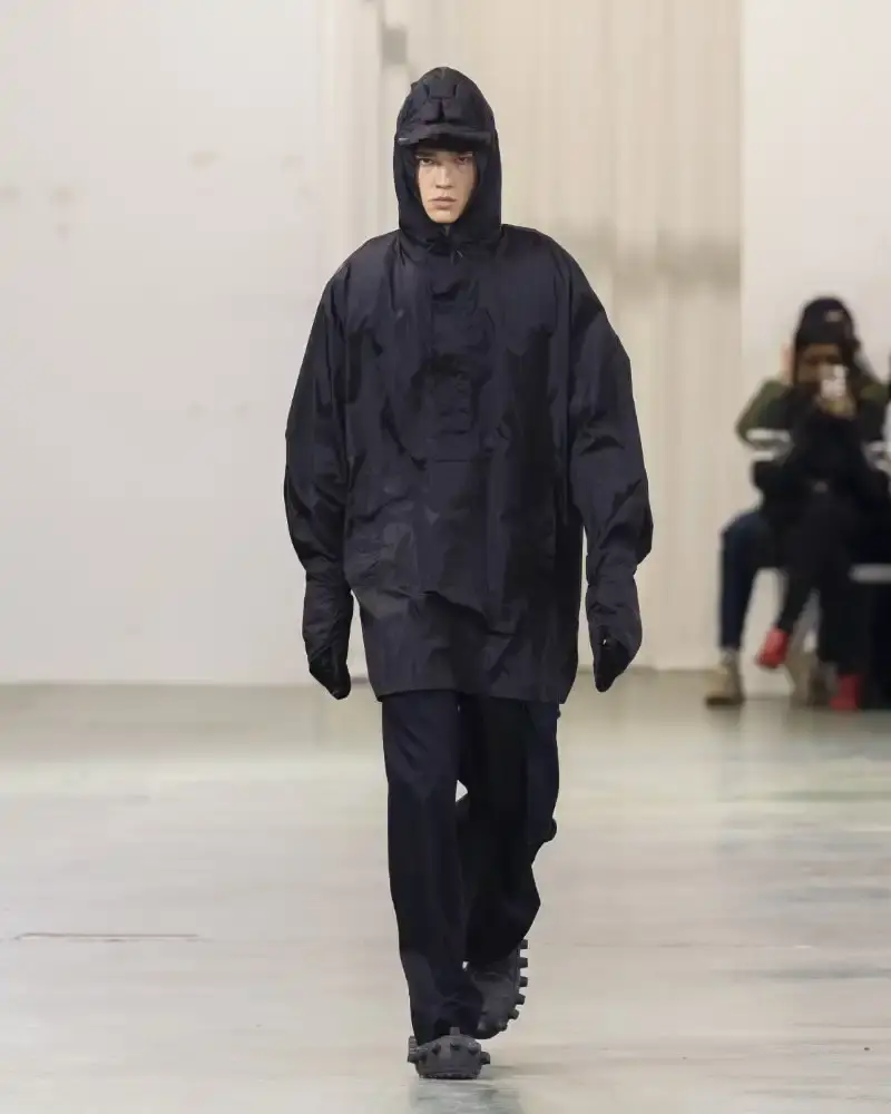WALTER VAN BEIRENDONCK'S FALL/WINTER 2026 Belgian designer Walter Van Beirendonck presents his Fall/Winter 2026-2027 collection SCARE the CROW / SCARECROW, drawing from Art Brut influences and examining contemporary youth culture through contrasting elements of aggression and tenderness. (image 31 of 51)
