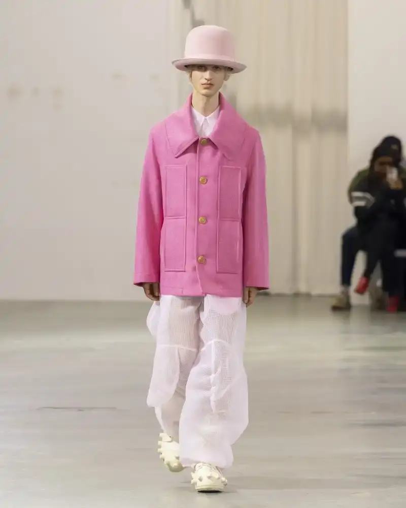 WALTER VAN BEIRENDONCK'S FALL/WINTER 2026 Belgian designer Walter Van Beirendonck presents his Fall/Winter 2026-2027 collection SCARE the CROW / SCARECROW, drawing from Art Brut influences and examining contemporary youth culture through contrasting elements of aggression and tenderness. (image 38 of 51)