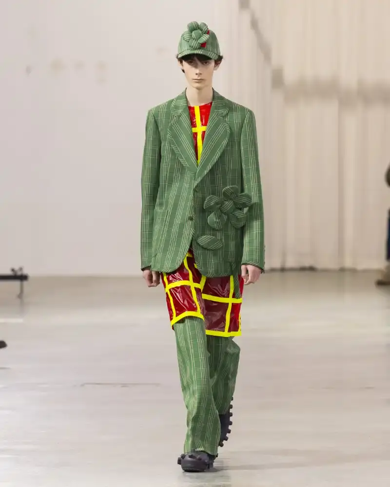 WALTER VAN BEIRENDONCK'S FALL/WINTER 2026 Belgian designer Walter Van Beirendonck presents his Fall/Winter 2026-2027 collection SCARE the CROW / SCARECROW, drawing from Art Brut influences and examining contemporary youth culture through contrasting elements of aggression and tenderness. (image 43 of 51)