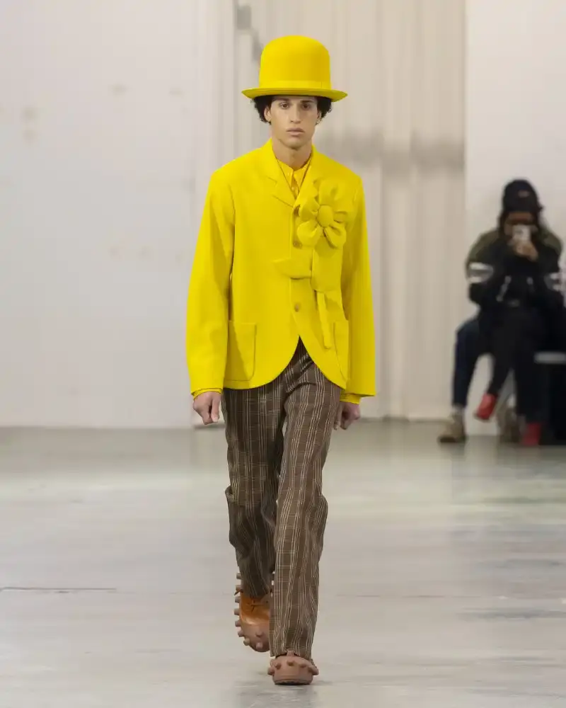 WALTER VAN BEIRENDONCK'S FALL/WINTER 2026 Belgian designer Walter Van Beirendonck presents his Fall/Winter 2026-2027 collection SCARE the CROW / SCARECROW, drawing from Art Brut influences and examining contemporary youth culture through contrasting elements of aggression and tenderness. (image 41 of 51)