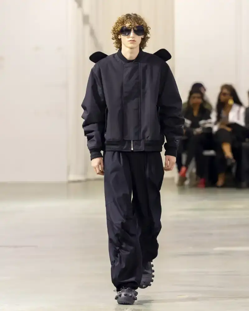 WALTER VAN BEIRENDONCK'S FALL/WINTER 2026 Belgian designer Walter Van Beirendonck presents his Fall/Winter 2026-2027 collection SCARE the CROW / SCARECROW, drawing from Art Brut influences and examining contemporary youth culture through contrasting elements of aggression and tenderness. (image 29 of 51)