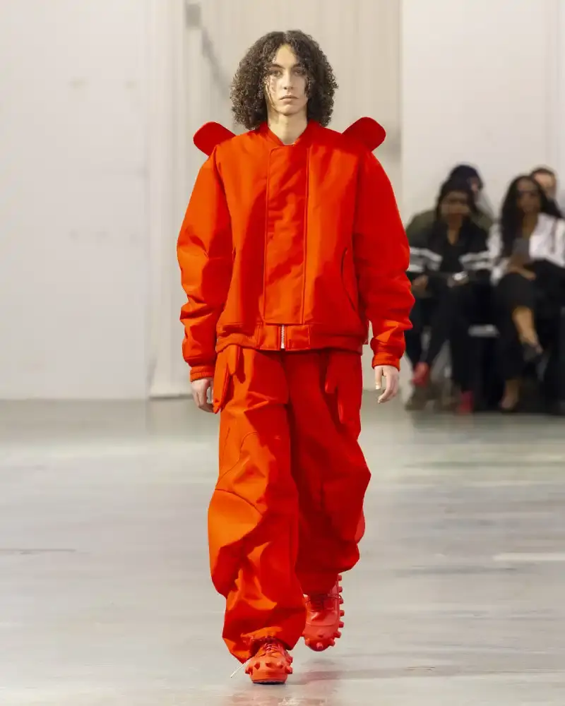 WALTER VAN BEIRENDONCK'S FALL/WINTER 2026 Belgian designer Walter Van Beirendonck presents his Fall/Winter 2026-2027 collection SCARE the CROW / SCARECROW, drawing from Art Brut influences and examining contemporary youth culture through contrasting elements of aggression and tenderness. (image 27 of 51)