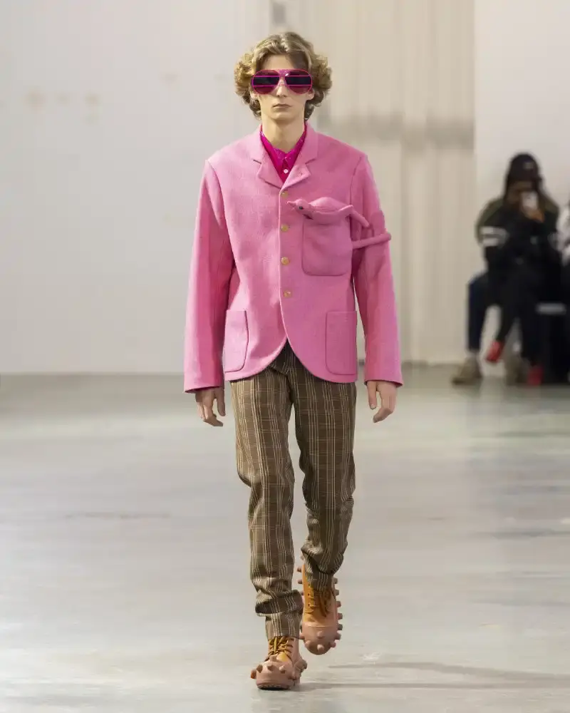 WALTER VAN BEIRENDONCK'S FALL/WINTER 2026 Belgian designer Walter Van Beirendonck presents his Fall/Winter 2026-2027 collection SCARE the CROW / SCARECROW, drawing from Art Brut influences and examining contemporary youth culture through contrasting elements of aggression and tenderness. (image 42 of 51)