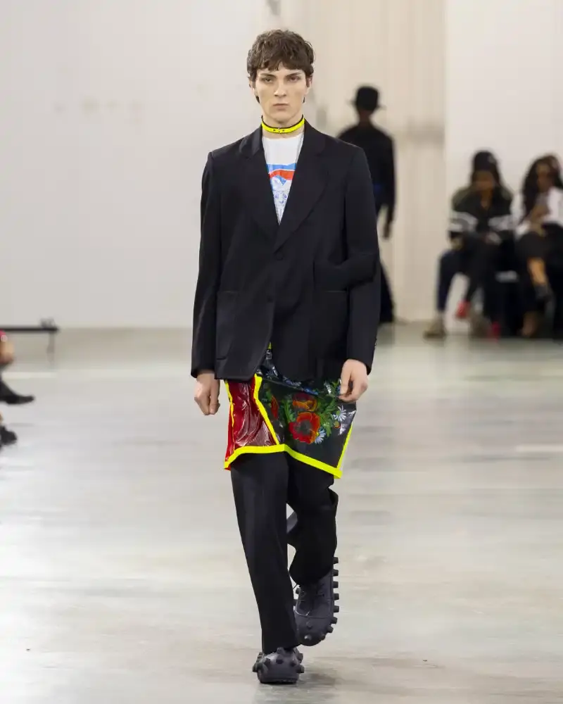 WALTER VAN BEIRENDONCK'S FALL/WINTER 2026 Belgian designer Walter Van Beirendonck presents his Fall/Winter 2026-2027 collection SCARE the CROW / SCARECROW, drawing from Art Brut influences and examining contemporary youth culture through contrasting elements of aggression and tenderness. (image 48 of 51)
