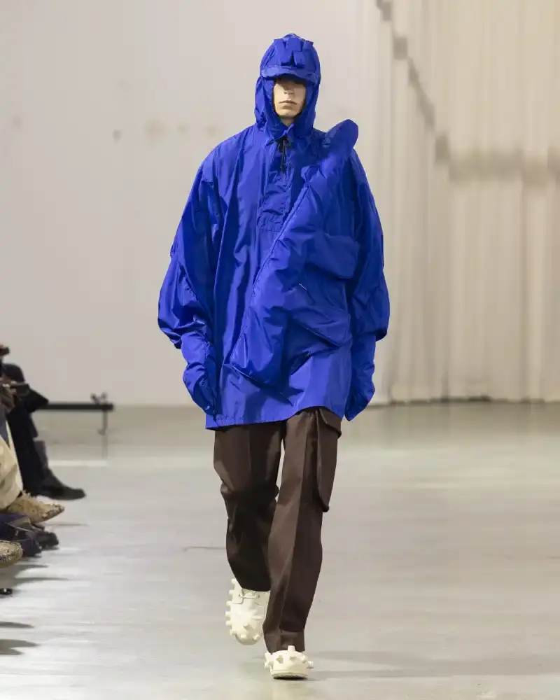 WALTER VAN BEIRENDONCK'S FALL/WINTER 2026 Belgian designer Walter Van Beirendonck presents his Fall/Winter 2026-2027 collection SCARE the CROW / SCARECROW, drawing from Art Brut influences and examining contemporary youth culture through contrasting elements of aggression and tenderness. (image 34 of 51)