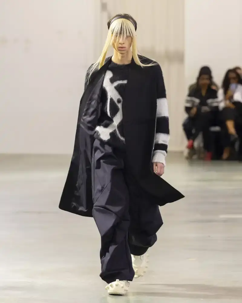 WALTER VAN BEIRENDONCK'S FALL/WINTER 2026 Belgian designer Walter Van Beirendonck presents his Fall/Winter 2026-2027 collection SCARE the CROW / SCARECROW, drawing from Art Brut influences and examining contemporary youth culture through contrasting elements of aggression and tenderness. (image 17 of 51)
