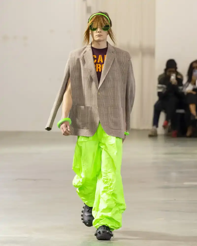 WALTER VAN BEIRENDONCK'S FALL/WINTER 2026 Belgian designer Walter Van Beirendonck presents his Fall/Winter 2026-2027 collection SCARE the CROW / SCARECROW, drawing from Art Brut influences and examining contemporary youth culture through contrasting elements of aggression and tenderness. (image 4 of 51)