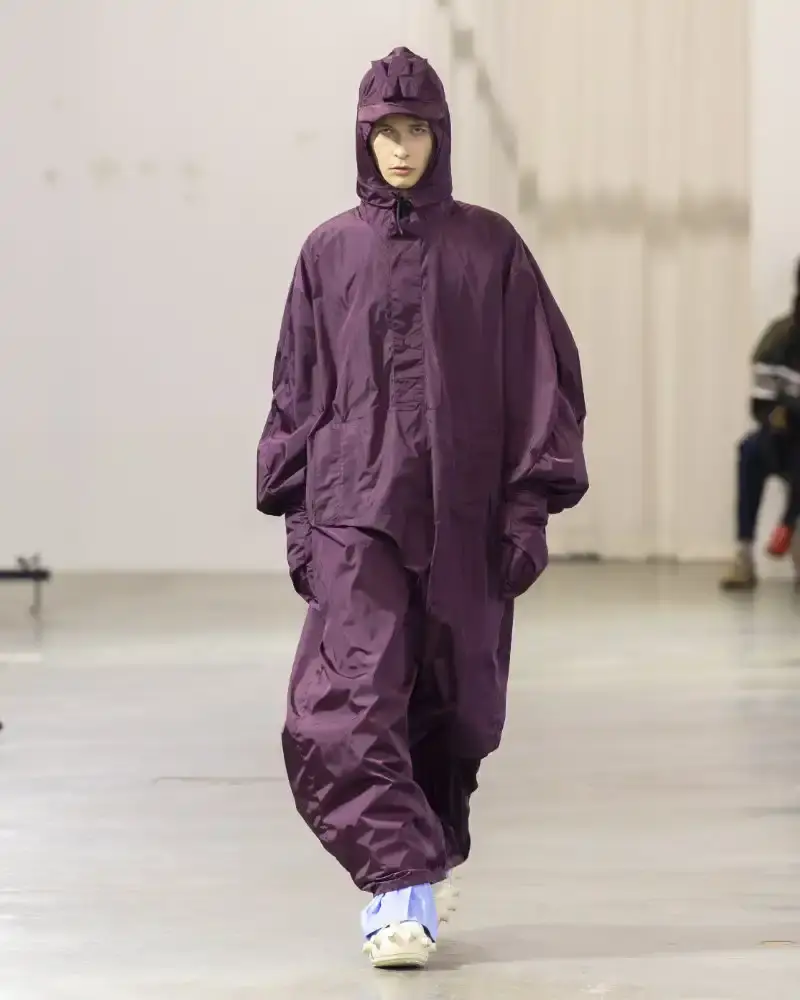 WALTER VAN BEIRENDONCK'S FALL/WINTER 2026 Belgian designer Walter Van Beirendonck presents his Fall/Winter 2026-2027 collection SCARE the CROW / SCARECROW, drawing from Art Brut influences and examining contemporary youth culture through contrasting elements of aggression and tenderness. (image 32 of 51)