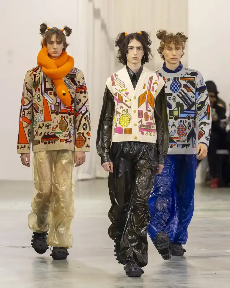 WALTER VAN BEIRENDONCK'S FALL/WINTER 2026 Belgian designer Walter Van Beirendonck presents his Fall/Winter 2026-2027 collection SCARE the CROW / SCARECROW, drawing from Art Brut influences and examining contemporary youth culture through contrasting elements of aggression and tenderness. (image 11 of 51)
