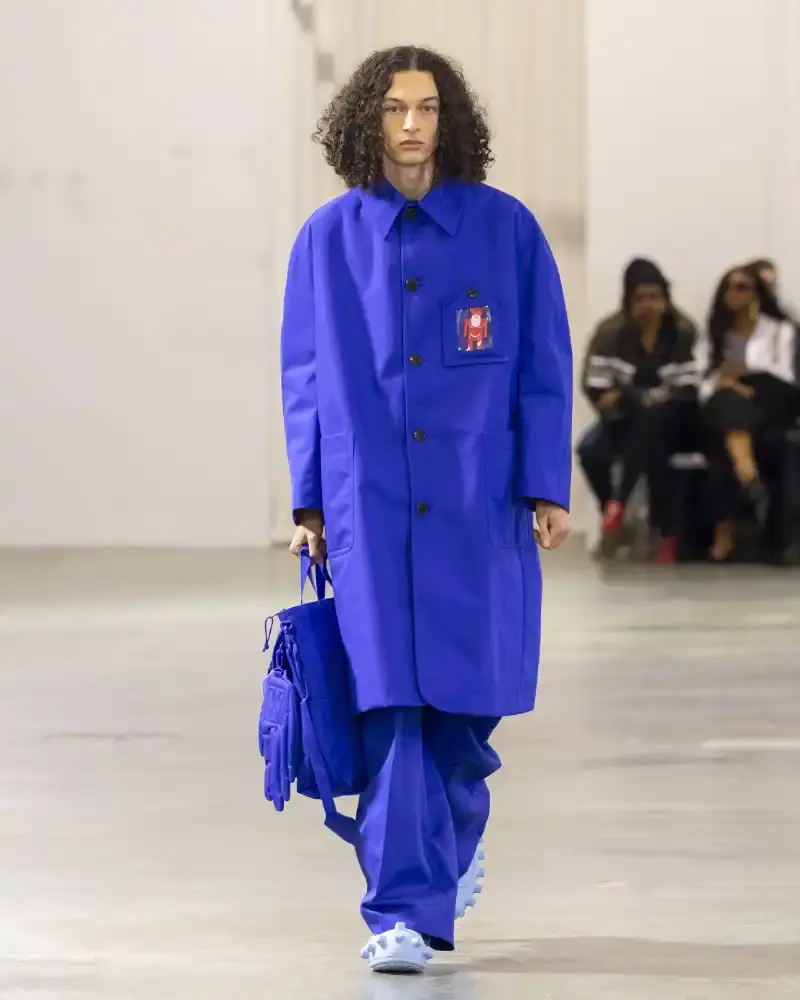 WALTER VAN BEIRENDONCK'S FALL/WINTER 2026 Belgian designer Walter Van Beirendonck presents his Fall/Winter 2026-2027 collection SCARE the CROW / SCARECROW, drawing from Art Brut influences and examining contemporary youth culture through contrasting elements of aggression and tenderness. (image 28 of 51)