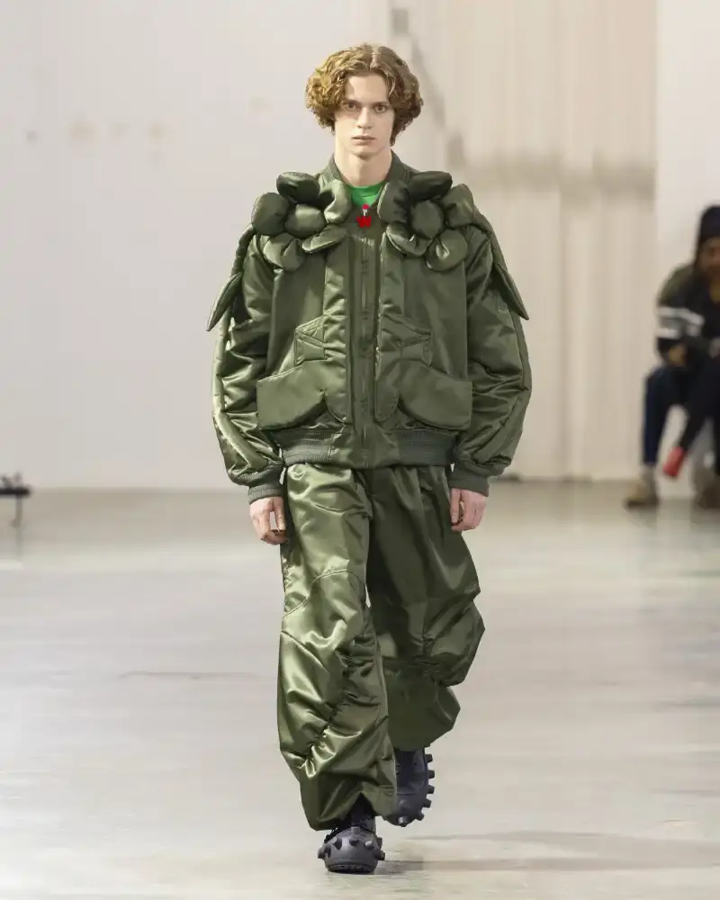 WALTER VAN BEIRENDONCK'S FALL/WINTER 2026 Belgian designer Walter Van Beirendonck presents his Fall/Winter 2026-2027 collection SCARE the CROW / SCARECROW, drawing from Art Brut influences and examining contemporary youth culture through contrasting elements of aggression and tenderness. (image 36 of 51)