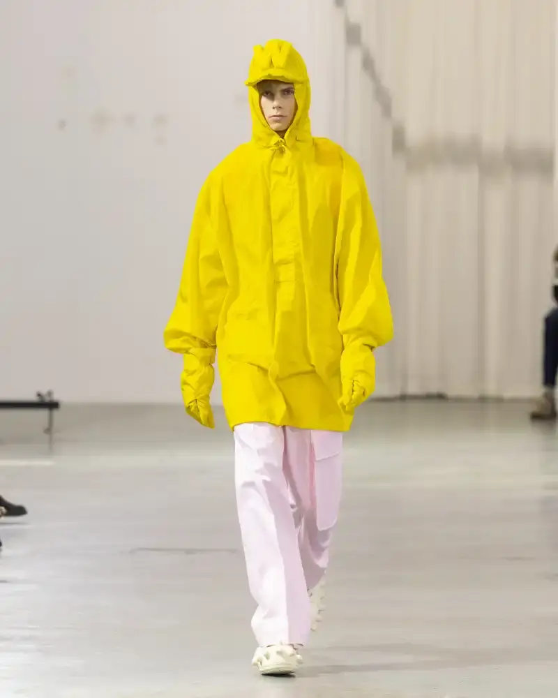 WALTER VAN BEIRENDONCK'S FALL/WINTER 2026 Belgian designer Walter Van Beirendonck presents his Fall/Winter 2026-2027 collection SCARE the CROW / SCARECROW, drawing from Art Brut influences and examining contemporary youth culture through contrasting elements of aggression and tenderness. (image 33 of 51)