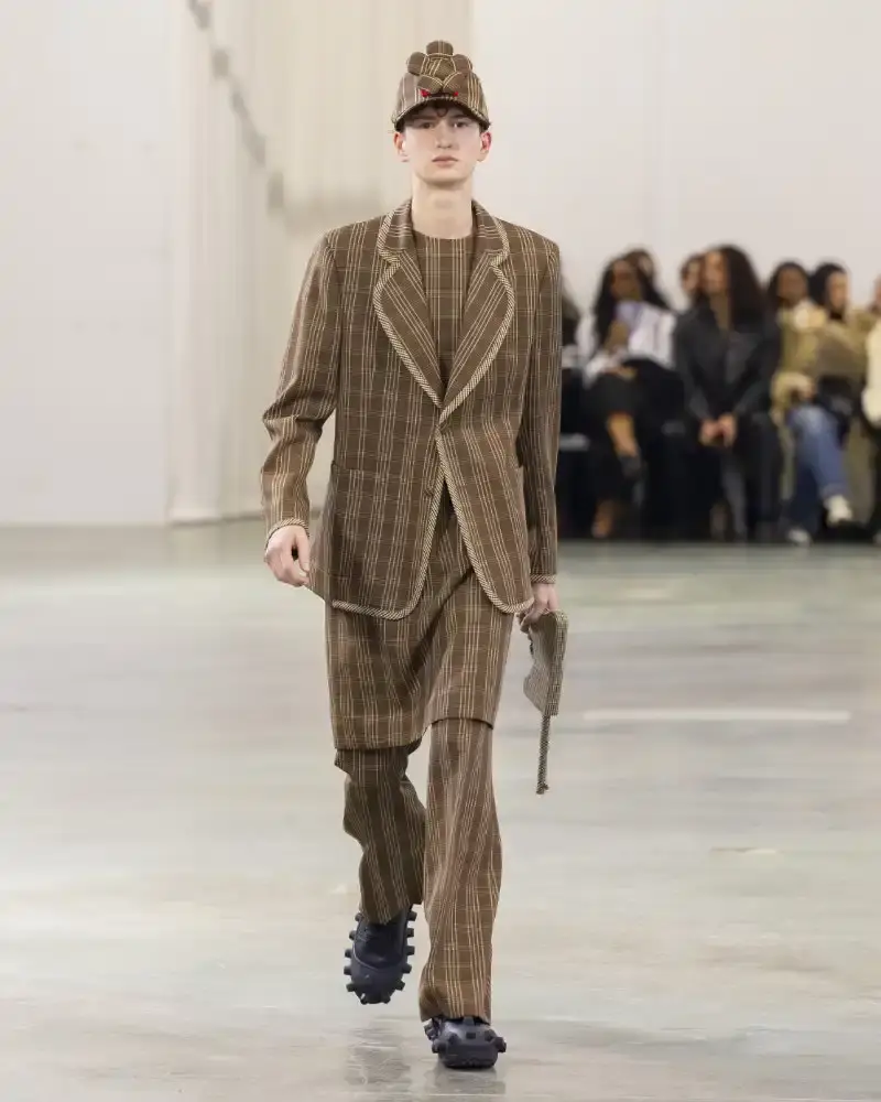 WALTER VAN BEIRENDONCK'S FALL/WINTER 2026 Belgian designer Walter Van Beirendonck presents his Fall/Winter 2026-2027 collection SCARE the CROW / SCARECROW, drawing from Art Brut influences and examining contemporary youth culture through contrasting elements of aggression and tenderness. (image 44 of 51)