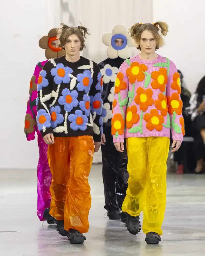 WALTER VAN BEIRENDONCK'S FALL/WINTER 2026 Belgian designer Walter Van Beirendonck presents his Fall/Winter 2026-2027 collection SCARE the CROW / SCARECROW, drawing from Art Brut influences and examining contemporary youth culture through contrasting elements of aggression and tenderness. (image 37 of 51)