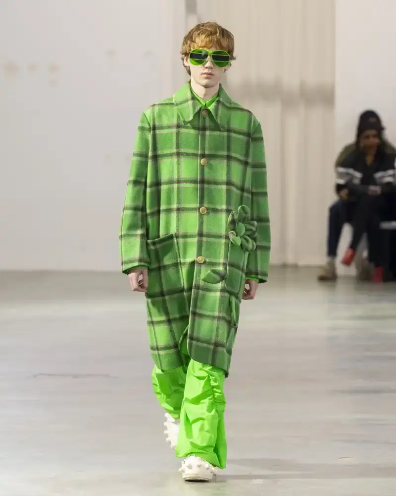 WALTER VAN BEIRENDONCK'S FALL/WINTER 2026 Belgian designer Walter Van Beirendonck presents his Fall/Winter 2026-2027 collection SCARE the CROW / SCARECROW, drawing from Art Brut influences and examining contemporary youth culture through contrasting elements of aggression and tenderness. (image 40 of 51)