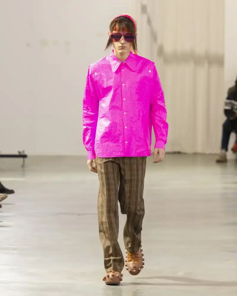 WALTER VAN BEIRENDONCK'S FALL/WINTER 2026 Belgian designer Walter Van Beirendonck presents his Fall/Winter 2026-2027 collection SCARE the CROW / SCARECROW, drawing from Art Brut influences and examining contemporary youth culture through contrasting elements of aggression and tenderness. (image 5 of 51)