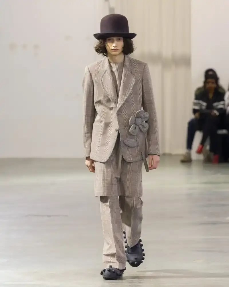 WALTER VAN BEIRENDONCK'S FALL/WINTER 2026 Belgian designer Walter Van Beirendonck presents his Fall/Winter 2026-2027 collection SCARE the CROW / SCARECROW, drawing from Art Brut influences and examining contemporary youth culture through contrasting elements of aggression and tenderness. (image 47 of 51)