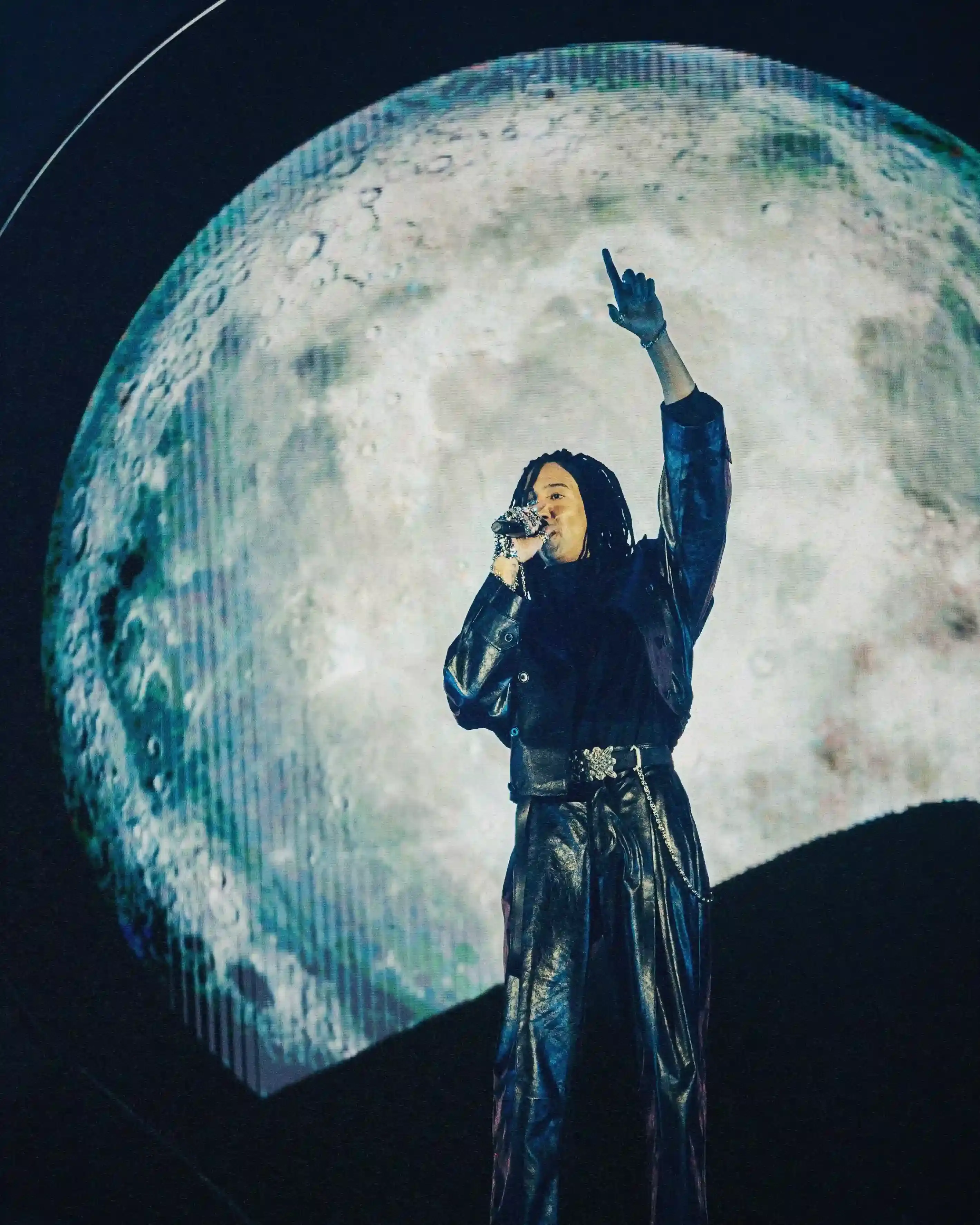 © Casawi | Matteo Vetrano Ghali performing at Milan's Unipol Arena, engaging with audience during his 2024 tour (image 3 of 9)