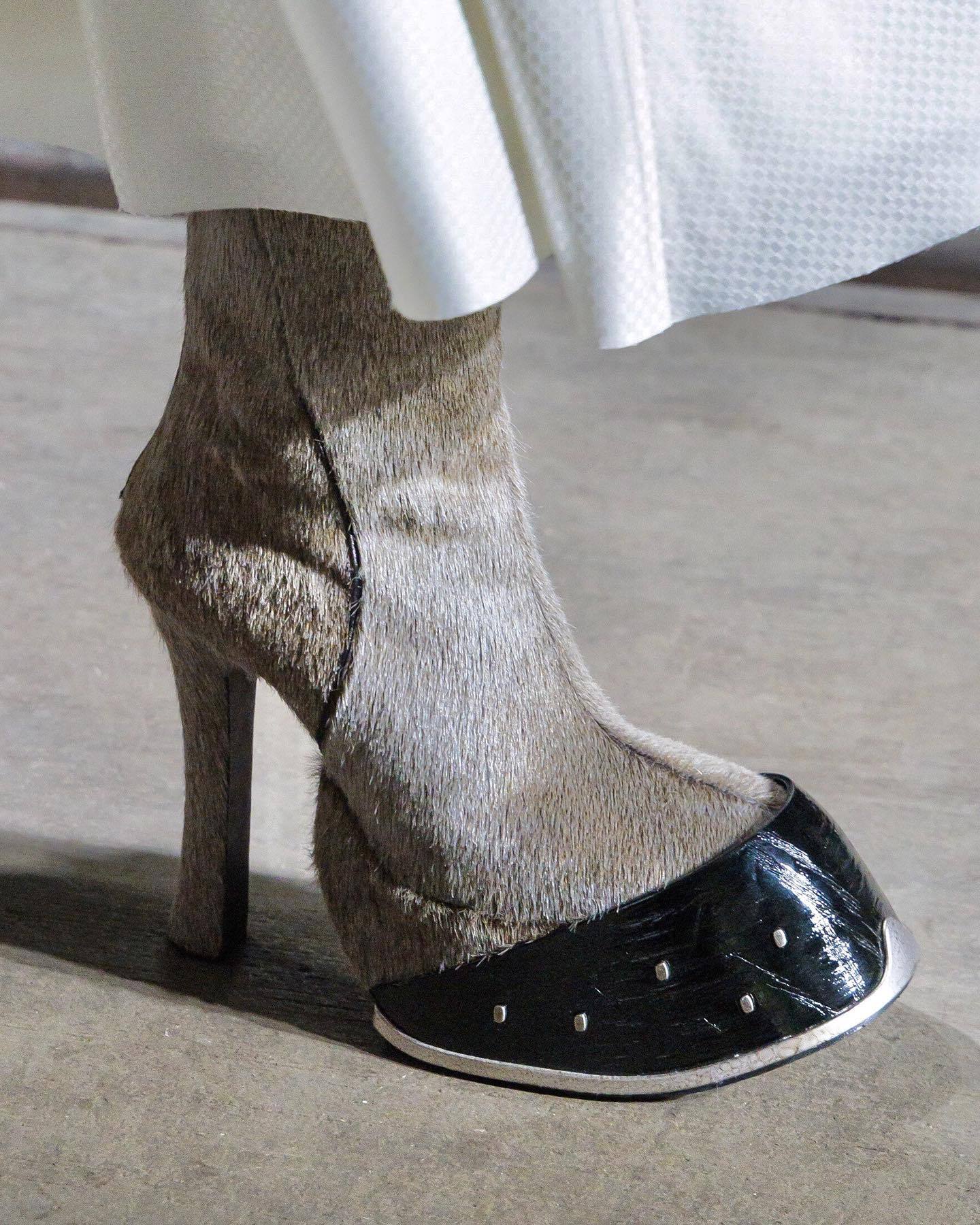 Alexander McQueen Fall 2012 via Vogue Runway (image 5 of 18)