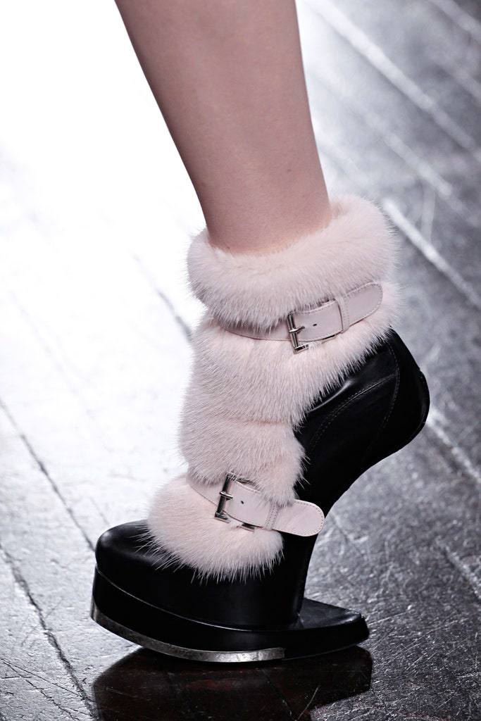 Alexander McQueen Fall 2012 via Vogue Runway (image 3 of 18)