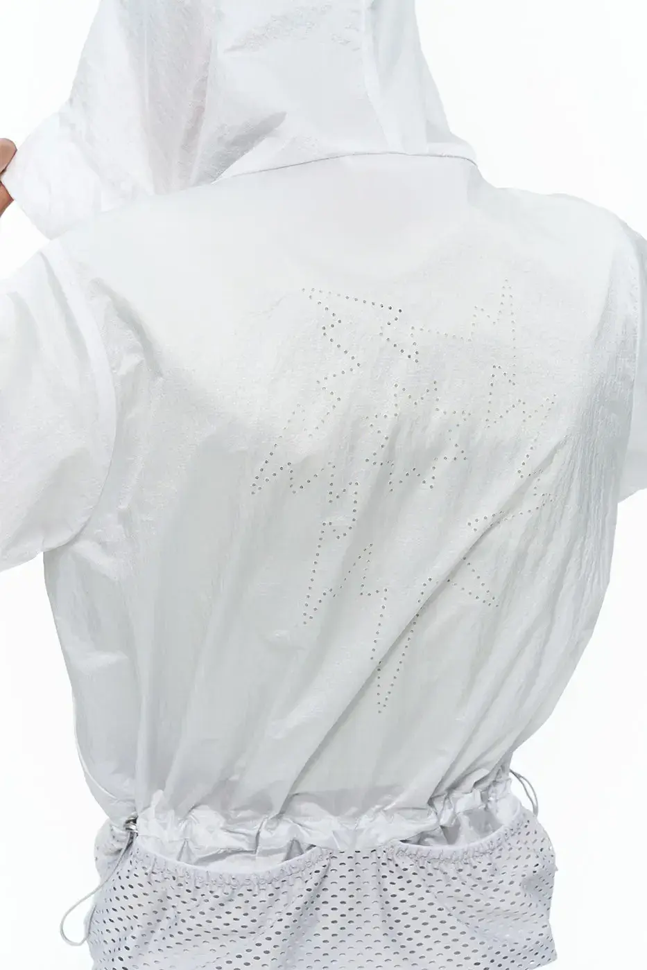 XINADÜ LAUNCHES ECHO OUTDOOR APPAREL COLLECTION image describing XINADÜ ECHO outdoor apparel release date and design specifications. (image 3 of 13)